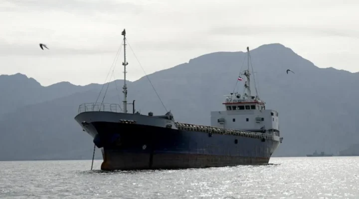 A-Ship-in-the-Strait-of-Hormuz-720x399